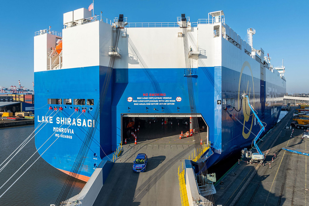 Im Überseehafen Bremerhaven wurde mit der "Lake-Shirasagi" erstmals in Europa ein Autocarrier während der Liegezeit mit Landstrom versorgt.
