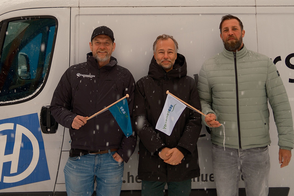Mark Thomaschütz (Managing Director, hemmerschütz Solutions GmbH), Dr. Benjamin Vordemfelde (CEO, SeaRenergy Offshore Holding GmbH, center), and André Hank (Managing Director, hemmerschütz Solutions GmbH).