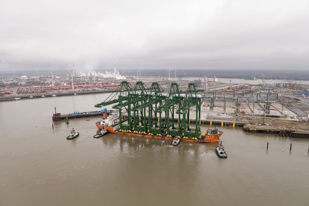 Die fünf neuen Krane liegen am Europa Terminal von PSA Antwerp vertäut, im Hintergrund ist das Projekt Emerald zu sehen, (© Port of Antwerp)