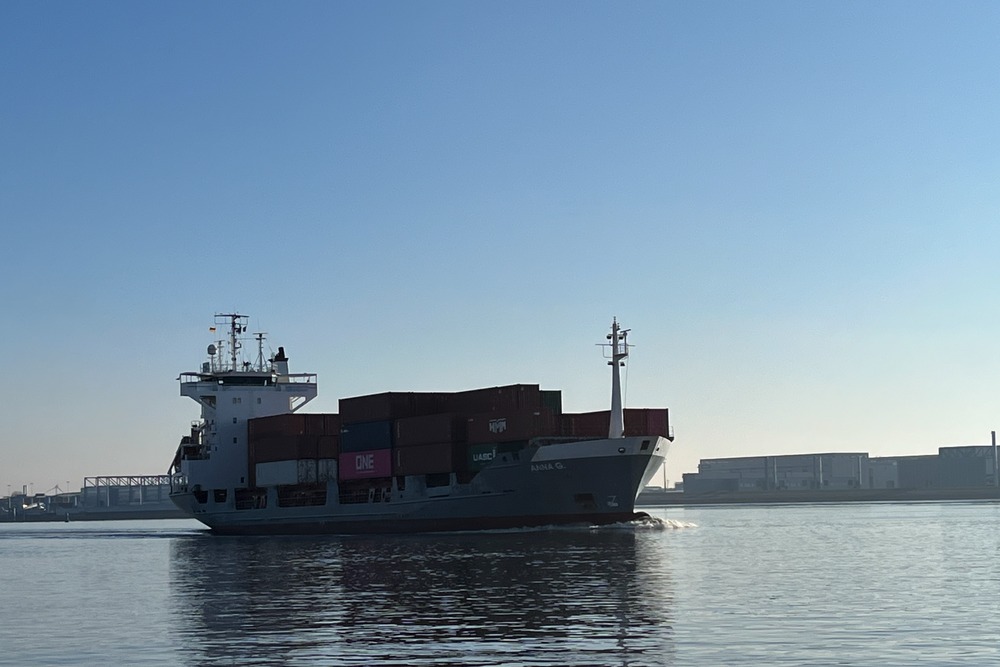Ein Feeder-Containerschiff auf der Elbe
