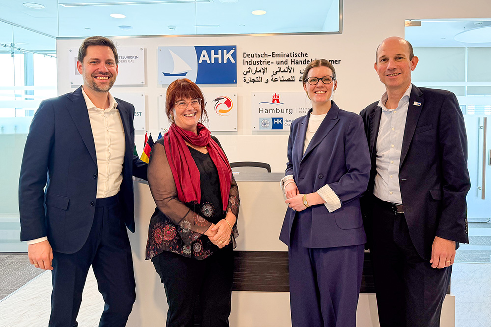 HHM-Vorstand Hendrik Meyn (1.v.l.) und Inga Gurries (2.v.r.), Leiterin Marktentwicklung Asien & Übersee bei Hafen Hamburg Marketing, trafen in Dubai auf Kirsten Staab (2.v.r.), Leiterin der Hamburg Repräsentanz VAE und Golfregion, sowie Dr. Martin Henkelmann (1.v.r.), CEO der Deutsch-Emiratischen Industrie- und Handelskammer (AHK)