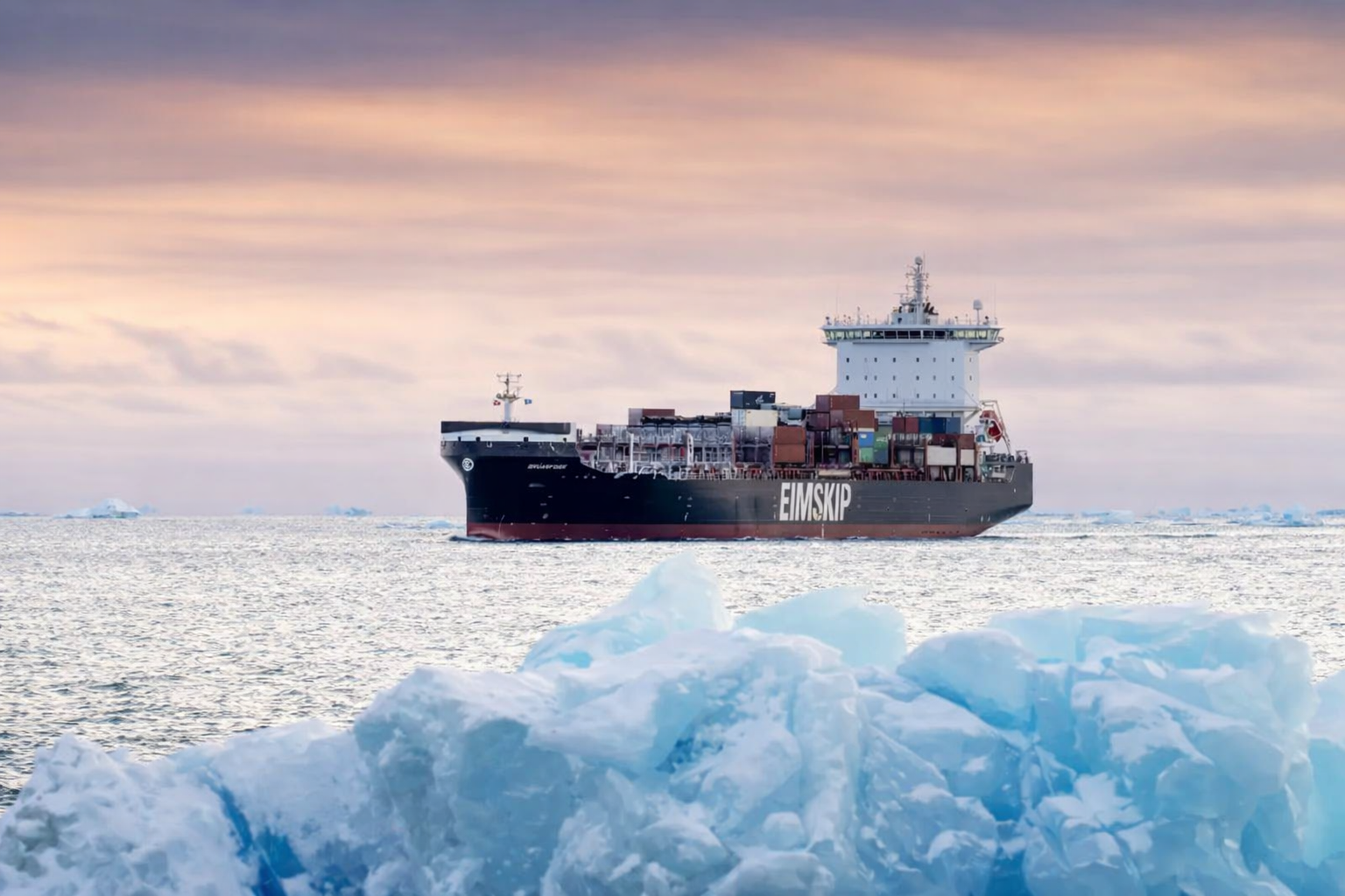 Ein Schiff von Eimskip in der Arktis