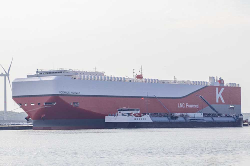Der Autotransporter "Oceanus Highway" bunkert Bio-LNG (© K Line)